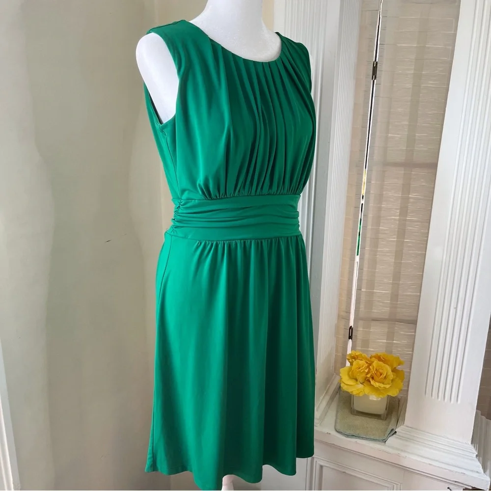 Enfocus Studio green sleeveless dress with fitted ruched waist front pleating - Picture 4 of 16